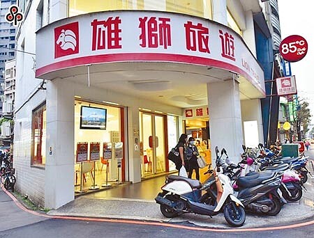 新冠肺炎疫情不斷升溫，國內各旅行社業者紛紛宣布停止海外旅行團，多數導遊放起無薪假。（本報資料照片） 