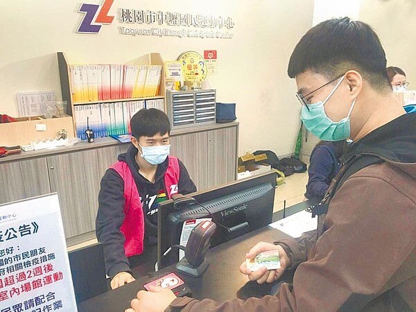 桃園市政府辦公大樓進出將採實名制,進入前以市民卡或身分證「掃一下」,以利後續追蹤。(蔡依珍攝)