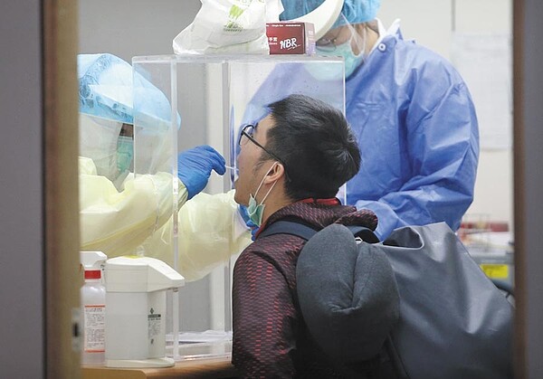 中央流行疫情指揮中心資訊組日前祭出「電子圍籬監控」,然而近日卻發生手機定位浮動失準,不僅讓基層警力疲於奔波確認,也讓需居家檢疫及隔離的民眾十分困擾。圖為防疫人員為旅客採集檢體。圖/中時資料照片