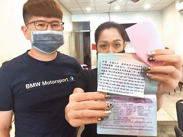 潮州邱姓越婿(左)擔憂政策若不放寬,已2度延簽的新婚妻子(右)可能要為1張紙本簽證,冒風險飛回母國。圖/謝佳潾攝