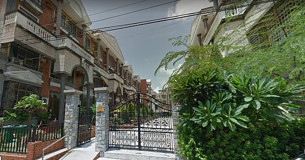 永康區復華七街的一棟透天凶宅為吸引客人看屋,祭出看屋就送知名咖啡的條件。圖/取自Google Maps