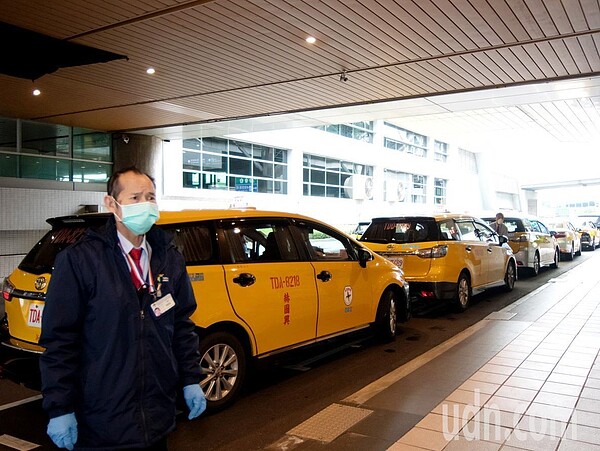桃園市防疫計程車隊成立上路,運用機場防疫計程車400輛車隊,24小時服務桃園市居家隔離、檢疫者就醫、返家需求。記者曾增勳/翻攝