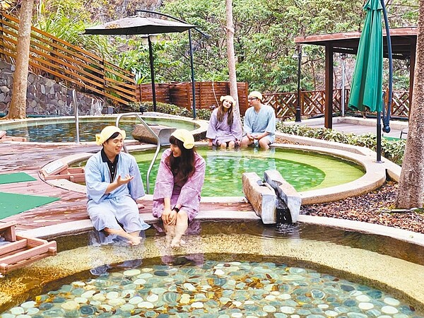 台中市觀旅局推出「台中溫泉泡湯養生之旅」遊程,吸引民眾清明連假期間走訪體驗。(盧金足攝)