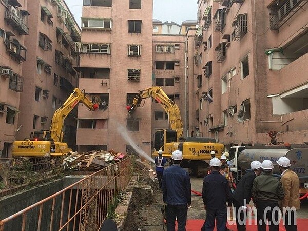 位於台北市松山區的延壽國宅I區都更案,原有3戶不同意,實施者向北市府提出代拆,歷經多次溝通、協商,不同意戶態度放軟,同意都更並配合搬遷,今天舉行拆除典禮。記者張世杰/攝影