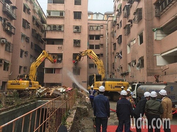 位於台北市松山區的延壽國宅I區都更案，原有3戶不同意，實施者向北市府提出代拆，歷經多次溝通、協商，不同意戶態度放軟，同意都更並配合搬遷，今天舉行拆除典禮。記者張世杰／攝影