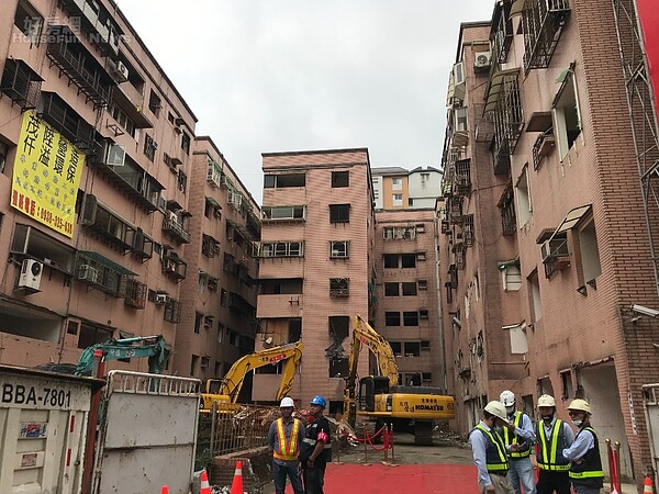 台北市延壽國宅I區海砂屋都更案,3月30日正式執行拆除。好房網News記者李彥穎攝