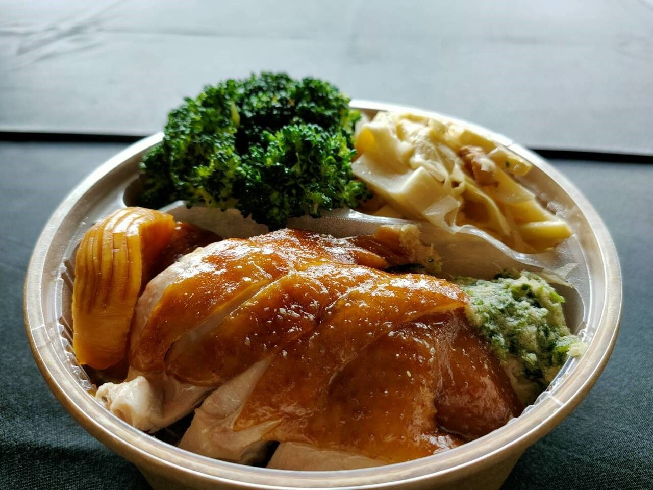 台中市頂級粵菜餐廳「与玥樓」推出玫瑰油雞飯便當。記者黃寅/攝影
