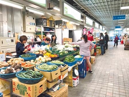北市府目前針對53處公有市場、48處攤販集中場加強防疫措施,但11處民有市場則僅由攤販自主管理。圖為北市公有環南中繼市場。(譚宇哲攝)