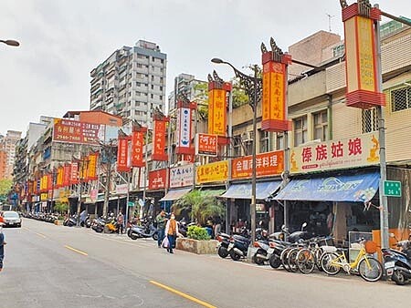 新北市中和區華新街有「緬甸街」之稱,由於潑水節改為線上舉辦也衝擊當地店家生意。(葉書宏攝)