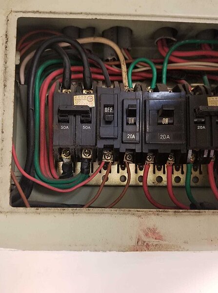 一名女網友跟室友講過有的電器使用了會讓安培數爆表,所以就會造成跳電,但是對方總屢勸不聽,因此原PO就忍無可忍的把對方的電源「切斷」。圖擷自爆怨公社