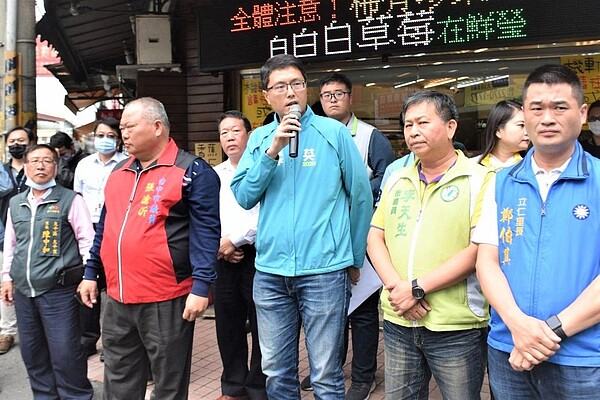 台中市大里區的新仁路車禍頻仍,地方人士齊聚要求市府應協助改善。圖/市議員林德宇提供