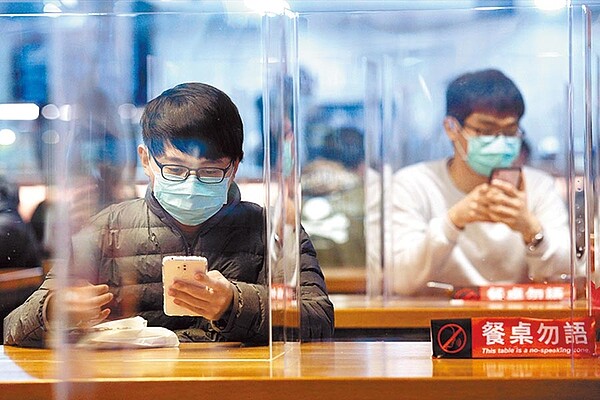 新冠肺炎疫情延燒，台灣科技大學加強校園防疫，在餐廳用餐區加設透明隔板並推廣「餐桌勿語」，降低飛沫傳染風險。（黃世麒攝）