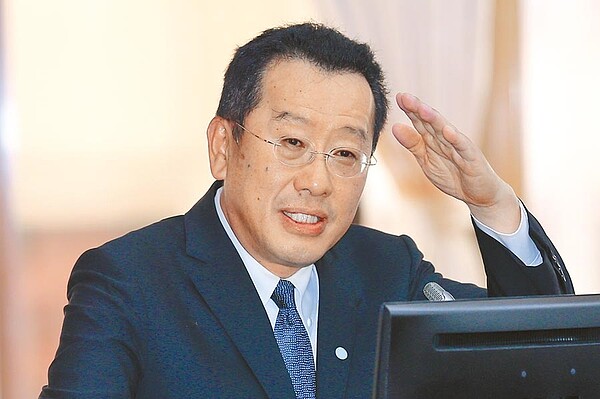 台股近日受疫情影響下挫,金管會主委顧立雄30日在立法院表示,台股目前是上樓梯少一點,下樓梯多一點,但只要疫情受到控制,反彈就可以期待,建議投資人定期定額長線布局。(黃世麒攝)