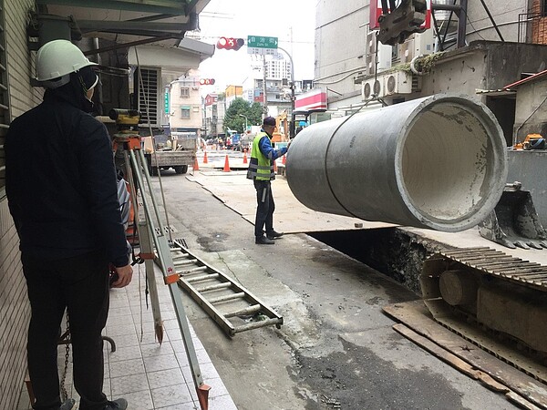 新北市中和民有、民治、民享街地區，原地下排水系統設施老舊加上地勢低窪，中和區公所進行側溝清淤，埋設長排水截流管，盼有效改善該區水患。圖／中和區公所提供