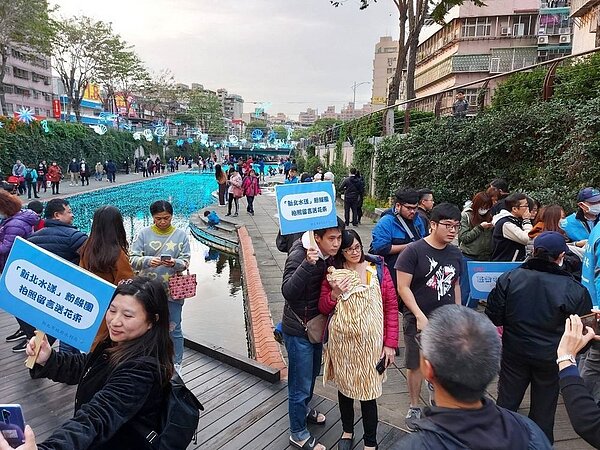 中港藍調光雕show即將落幕。圖/新北市水利局提供