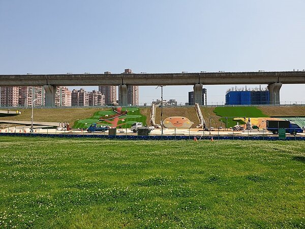 受疫情影響，大都會公園獮猴滑梯延後登場。圖／新北市政府高灘地工程管理處提供