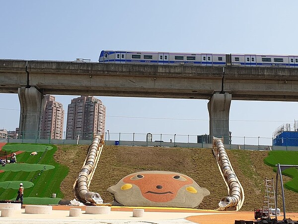 受疫情影響，大都會公園獮猴滑梯延後登場。圖／新北市政府高灘地工程管理處提供