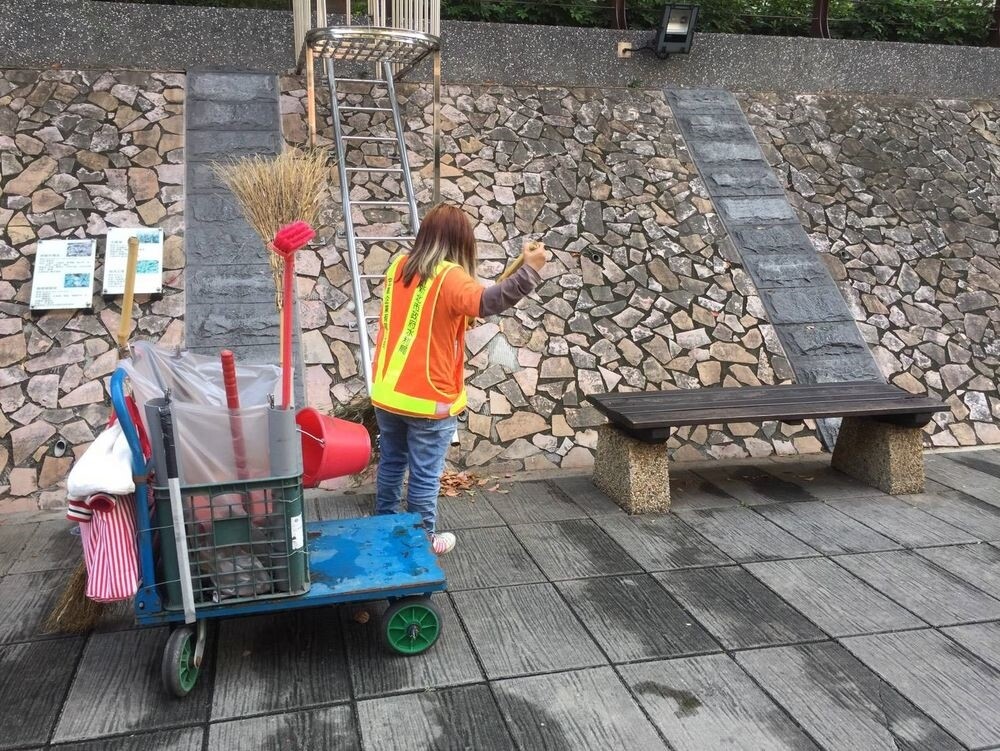 光雕show展演期間,保全大哥及清潔人員默默辛苦付出。圖/新北市水利局提供