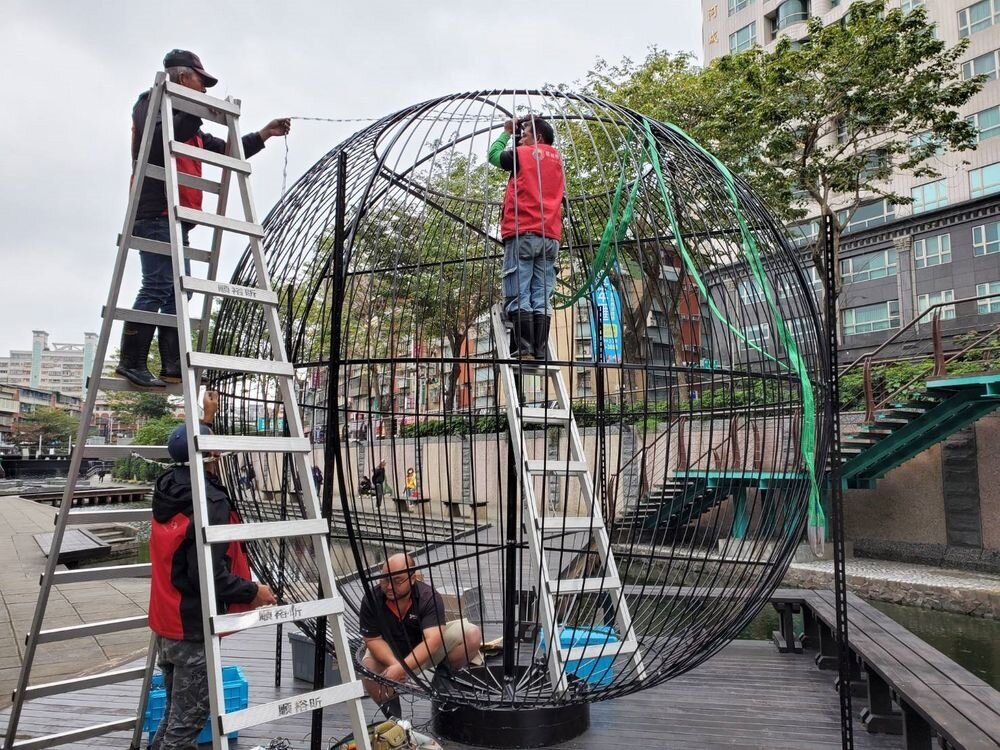 光雕show展演期間,保全大哥及清潔人員默默辛苦付出。圖/新北市水利局提供