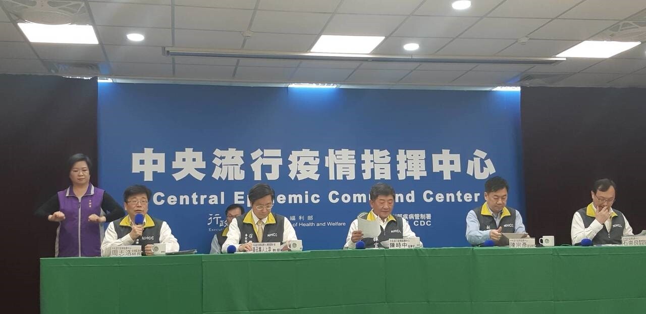 中央流行疫情指揮中心3月30日記者會,中央流行疫情指揮中心疫情監測組組長組長周志浩(第一排由左到右)、專家諮詢小組召集人張上淳、指揮官陳時中、副指揮官陳宗彥、醫療應變組副組長石崇良、第二排為發言人莊人祥共同參與。記者邱宜君/攝影