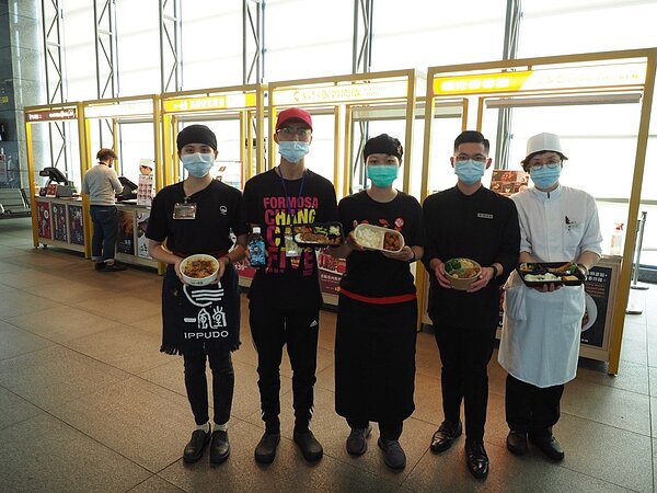 高鐵公司和与玥樓、一風堂、鬍鬚張、高鐵食堂以及繼光香香雞等5家知名餐廳合作推出便當市集,搶攻安心商機。圖/台灣高鐵公司提供