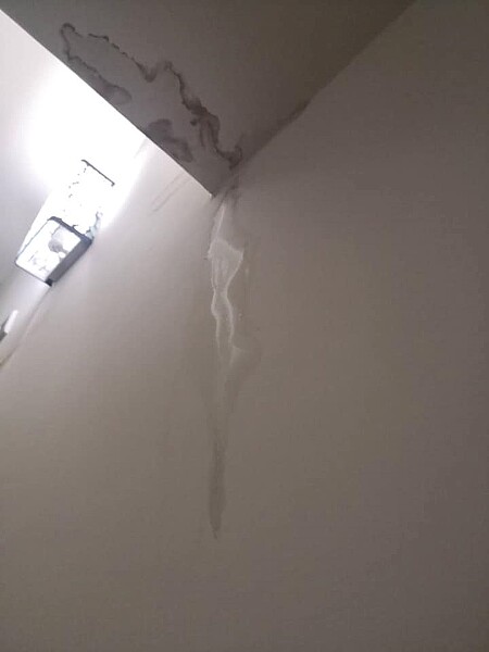 網友在爆料公社二社上爆料,買了全新的房子,短短一兩年卻出現漏水壁癌問題。圖/取自爆料公社二社