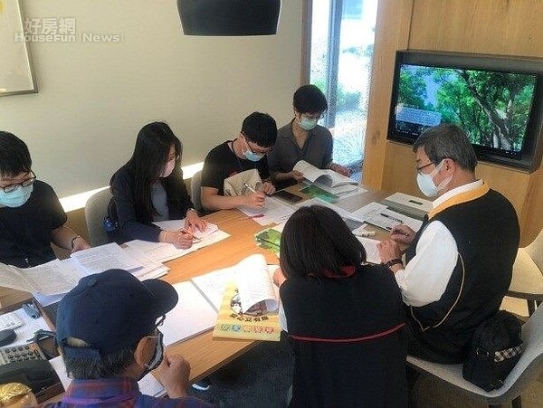 台北市地政局在3月25日至27日,聯合法務局、消保官及建管處,針對329檔期預售建案實地查核。照片台北市地政局提供