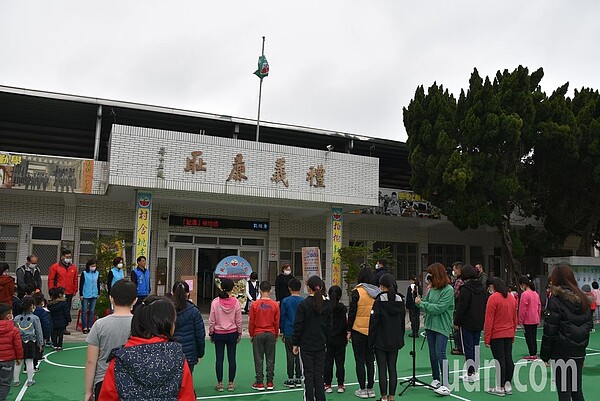 以郝柏村名字命名的金湖鎮「柏村國小」今日特別降半旗表達對郝柏村的哀悼與思念,並舉辦簡單的追思會,全校師生共同默哀1分鐘。記者蔡家蓁/攝影