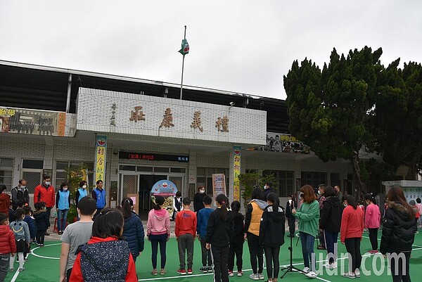 以郝柏村名字命名的金湖鎮「柏村國小」今日特別降半旗表達對郝柏村的哀悼與思念，並舉辦簡單的追思會，全校師生共同默哀1分鐘。記者蔡家蓁／攝影