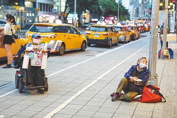 新冠肺炎衝擊經濟，小黃排長龍等嘸人客、百貨公司門外出現遊民行乞，服飾店結清特賣還是吸引不了顧客上門，在疫情還看不到盡頭的狀況下，未來恐將有更多民眾面臨生計問題。（鄧博仁攝）