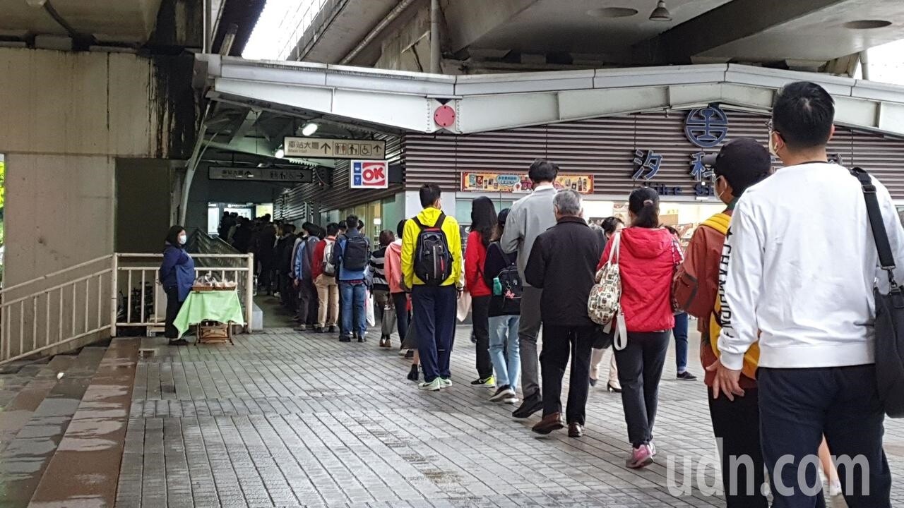 搭乘大眾運輸皆須戴口罩。記者胡瑞玲/攝影