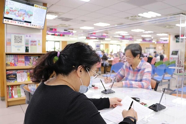 為避免飛沫傳染,新北市中和戶所在櫃檯及書寫台設置壓克力隔板防疫。圖/新北市民政局提供