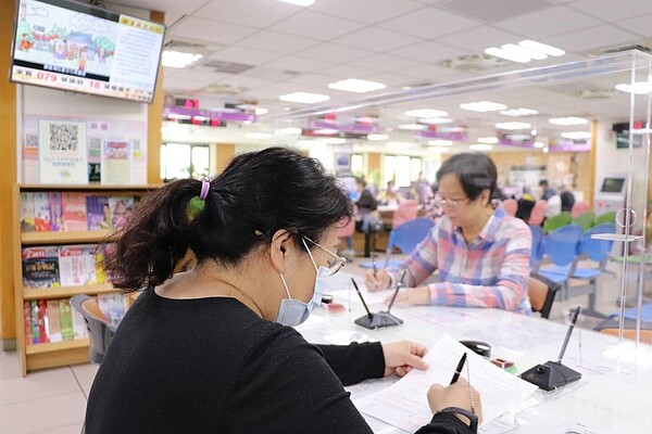 為避免飛沫傳染，新北市中和戶所在櫃檯及書寫台設置壓克力隔板防疫。圖／新北市民政局提供