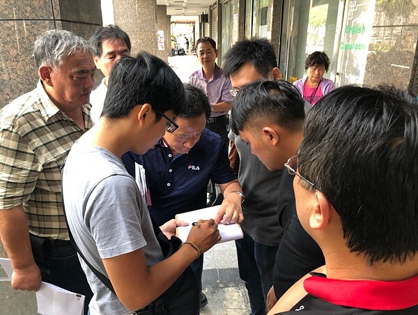 與民眾及管線單位確認施工方式。圖/新北市政府水利局提供