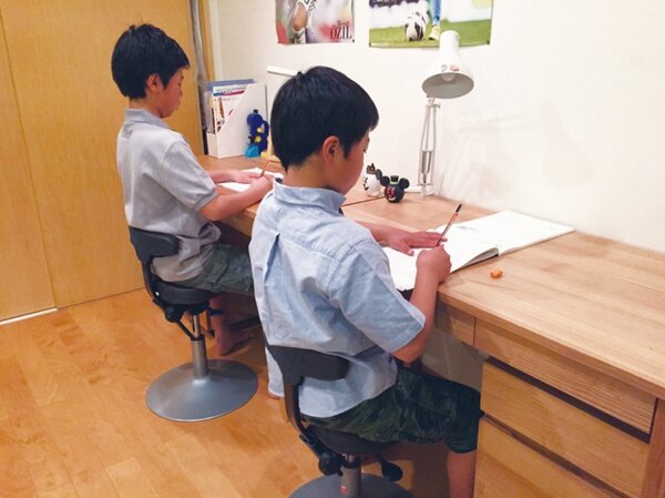 日本學童使用愛悠椅，形成自然挺胸的姿勢。照片愛悠椅提供