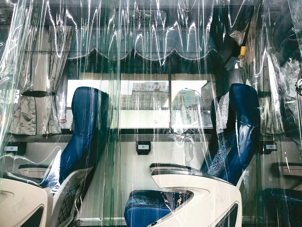 全台第一輛加裝透明防疫隔簾的防疫專車。 記者曹悅華/攝影