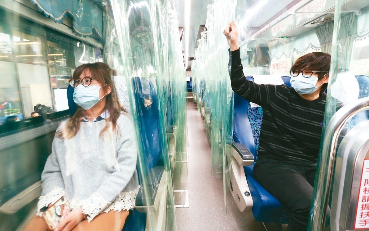 全台第一部加裝透明防疫隔簾的國光防疫專車,即將於明天清明連假上路。 記者侯永全/攝影