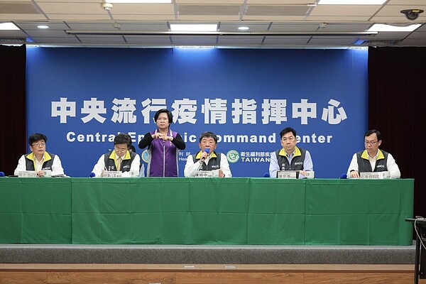 中央流行疫情指揮中心4月1日記者會,中央流行疫情指揮中心專家諮詢小組召集人張上淳(第一排由左到右)、指揮官陳時中、副指揮官陳宗彥與二排為發言人莊人祥、情監測組組長組長周志浩、交通部觀光局組長湯文琦共同參與。圖/指揮中心提供