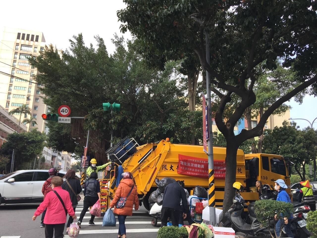 桃園固定周三、周日不收垃圾，考量民眾在連假期間丟垃圾需求，市府環境清潔稽查大隊連假不休息，2日到5日一連4天的清明連假正常清運。記者張裕珍／攝影