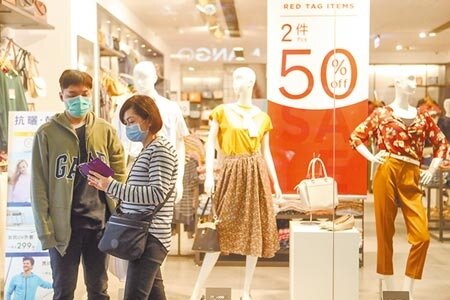 中經院坦言,大型球賽、東奧都停辦,消費萎縮也影響我國進出口表現,今年經濟不樂觀。圖為服飾店櫥窗下殺的廣告,仍吸引不了顧客上門。(鄧博仁攝)