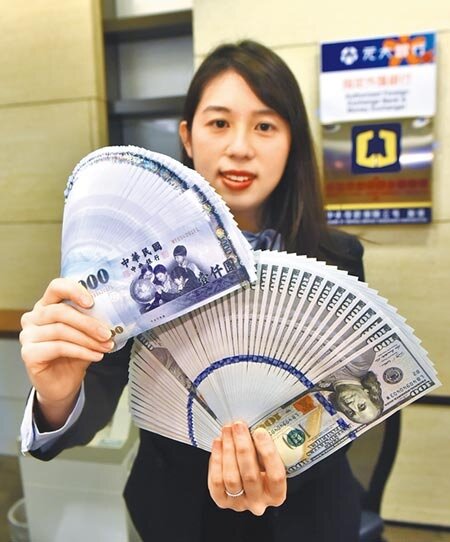 各家壽險昨陸續公告調降利變型保單,台幣保單「保2」幾乎失守,多數美元保單也跌破3%。(本報資料照片)