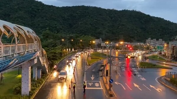 清明連假第一天,蘇花改一早湧現車流,在入口處回堵3公里到蘇澳市區,中午過後才能紓解。圖/截自聯合影音