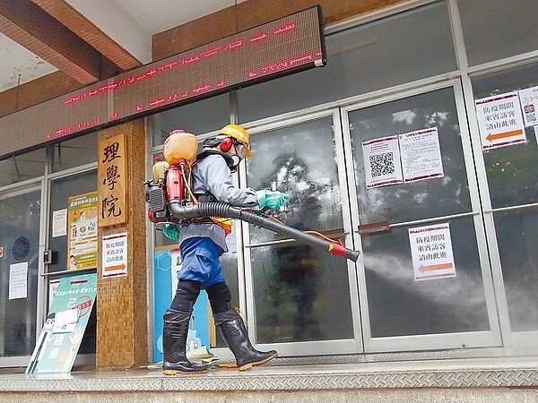 新冠肺炎疫情延燒,台師大證實1名該校學生確診肺炎,但感染來源不明,為求慎重,台北市環保局1日派員前往台師大校園消毒。圖/范揚光攝