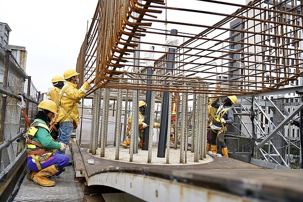 桃園捷運綠線墩柱施工情形。圖／桃園市捷運工程局提供