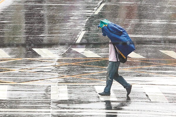今天東北風影響,北台灣濕涼;中部以北、東半部有局部短暫陣雨。圖/聯合報資料照