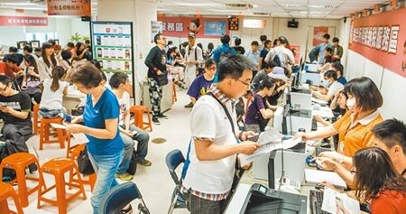 為防報稅成為防疫的破口，賦稅署祭3招應變。圖為往年民眾報稅情形。（本報資料照片） 