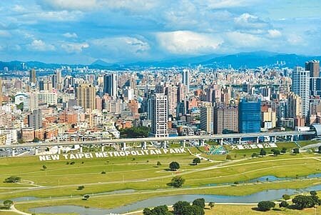 新冠肺炎疫情空襲,329檔旺季不旺,北台灣3月新成屋、預售屋推案量僅約742.38億。圖為大台北都會公園。(本報資料照片)