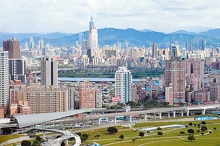 新冠肺炎疫情肆虐,飯店業首當其衝,租金是最沉重的成本之一,不少企業紛紛呼籲保險業等包租公能共體時艱,提供降租、緩繳機制。(本報資料照片)
