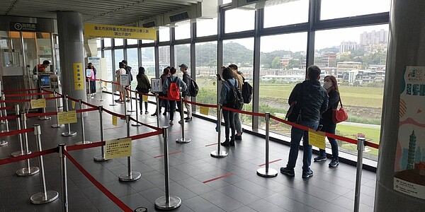 為配合中央流行疫情指揮中心規定的社交距離防疫政策,北市兒童新樂園、貓空纜車及台北小巨蛋冰上樂園都做好準備。圖/台北市政府提供