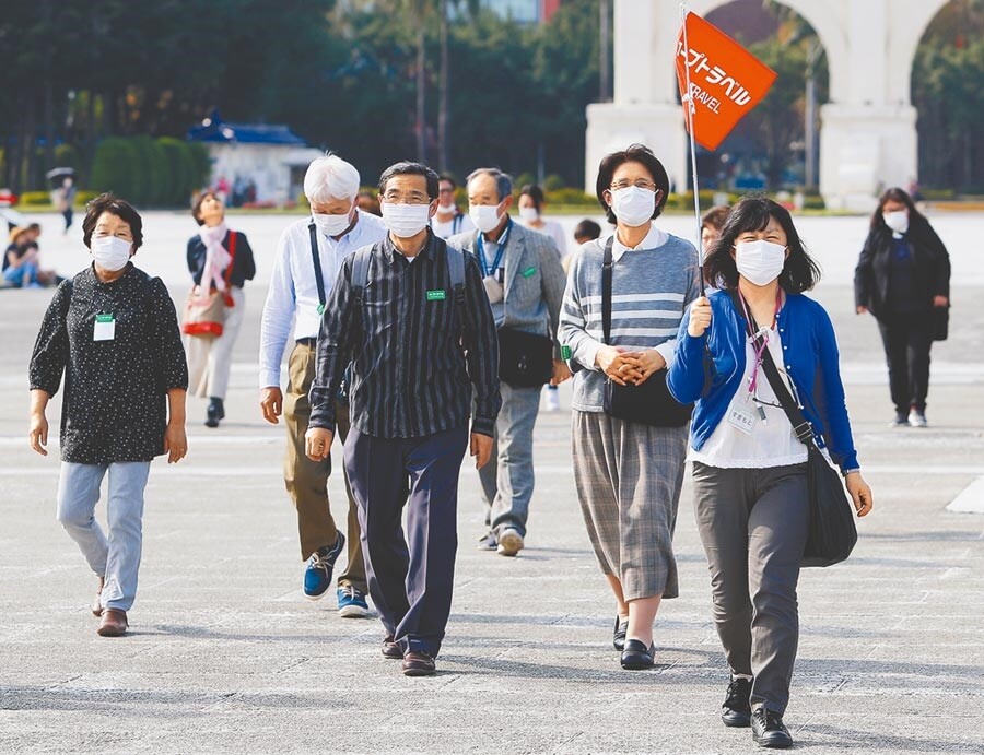 繼旅遊業、計程車、遊覽車之後，交通部宣布領隊及導遊薪資擬比照觀光業員工補貼，提供每人每月補貼1萬元，連續3個月。圖／中時報系資料照